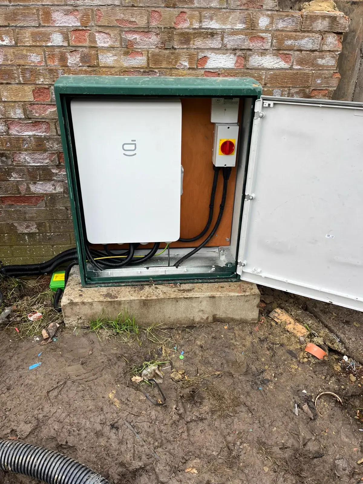 Solar inverter system in weatherproof outdoor enclosure