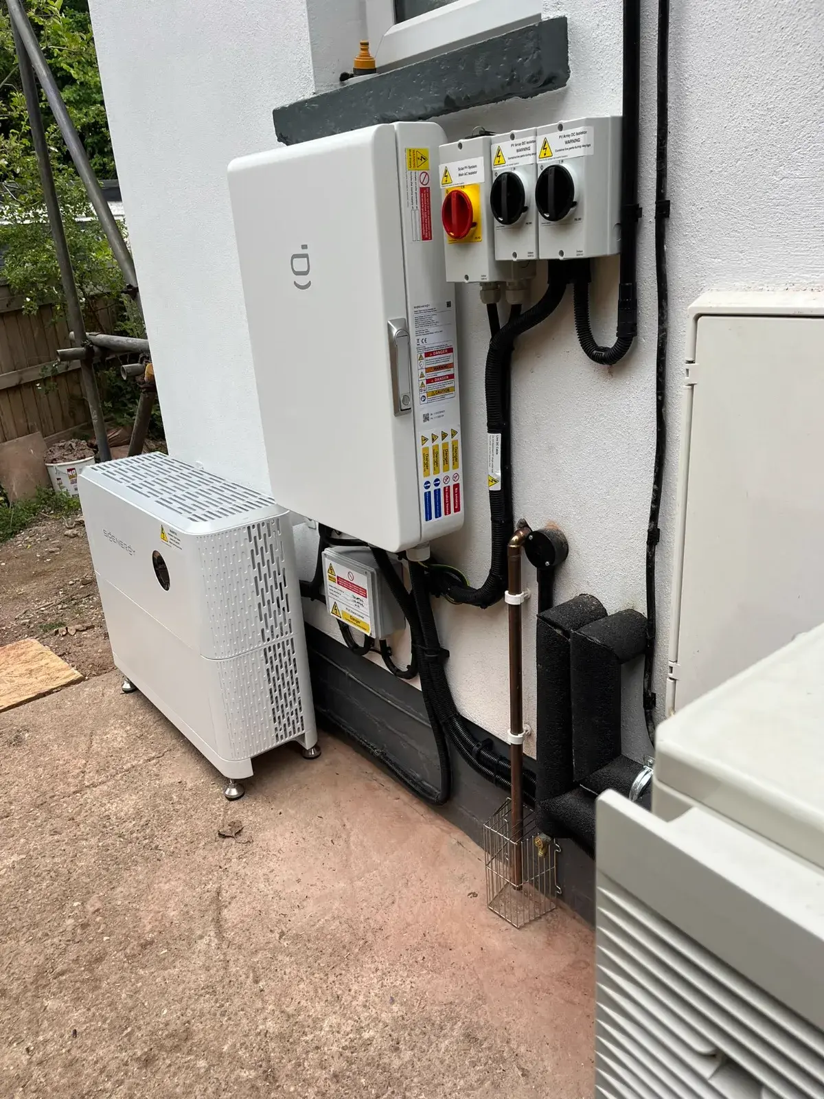 Sigenergy and SolarEdge multi-system installation on rendered wall